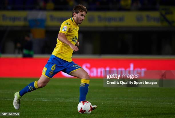 Sergi Samper of Las Palmas runs with the ball during the Copa del Rey, Round of 16, first Leg match between UD Las Palmas and Valencia CF at Estadio...