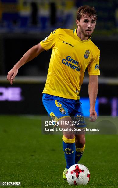 Sergi Samper of Las Palmas runs with the ball during the Copa del Rey, Round of 16, first Leg match between UD Las Palmas and Valencia CF at Estadio...