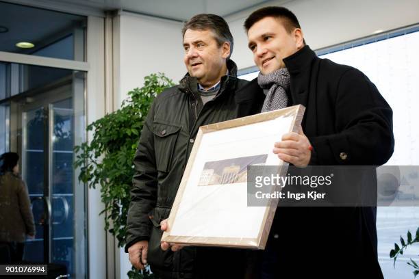 German Foreign Minister Sigmar Gabriel and the Foreign Minister of Ukraine, Pavlo Klimkin, are giving presents to each other, on January 04, 2018 in...
