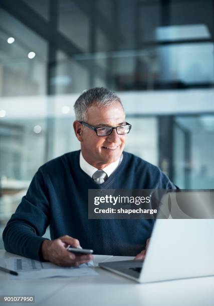 resultaten weerspiegelen alleen door harde werk - older man in office stockfoto's en -beelden