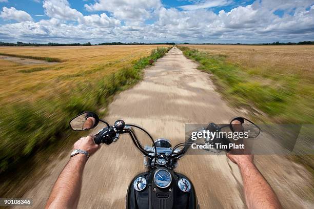 hands holding motorcycle handlebars. - virtualitytrend stock-fotos und bilder