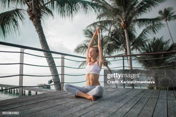 yoga en el muelle - karina urmantseva fotografías e imágenes de stock