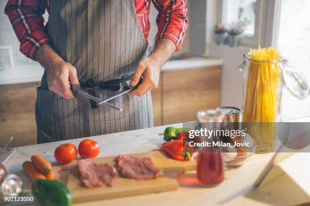 man een mes slijpen - sleep stockfoto's en -beelden