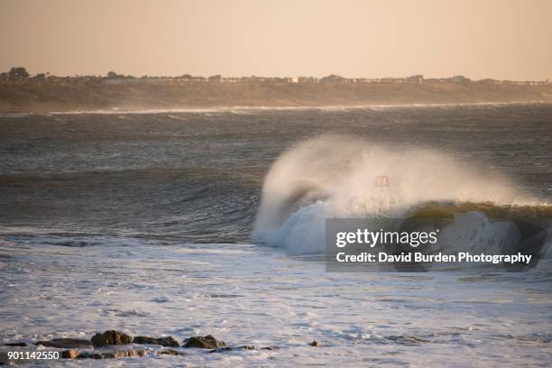 storm wave at avon beach in dorset - 英ドーセ�ット クライストチャーチ ストックフォトと画像