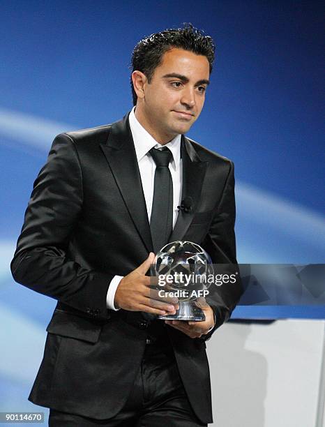 Barcelona Spanish midfielder Xavi Hernandez poses holding his the 2008/2009 UEFA best midfielder of the season trophy on August 27, 2009 in Monaco...