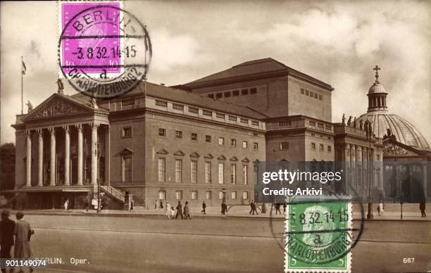 Ak Berlin Mitte, Blick auf die Oper, Passanten, Straßenpartie