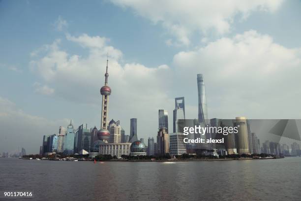 shanghai china moderne wolkenkratzer skyline stadtblick - wanderweg skyline trail stock-fotos und bilder