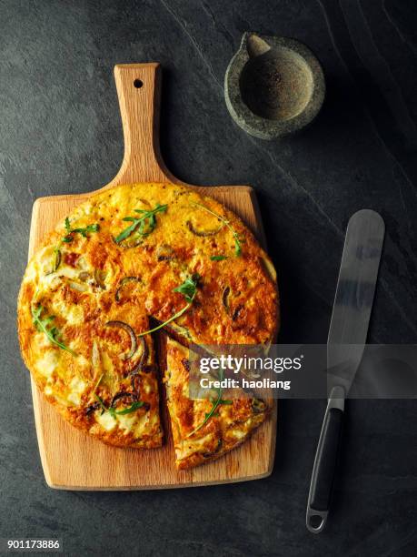 tortilla española - tortilla de patata fotografías e imágenes de stock