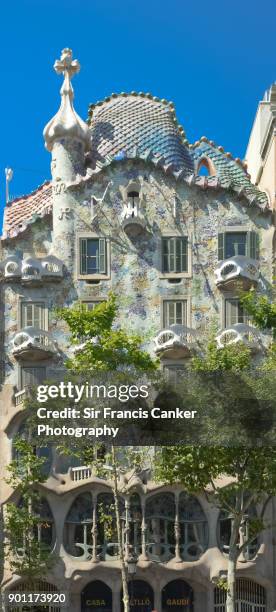 casa batllo house facade in barcelona, spain, an architectural masterpiece by antoni gaudi - casa batlló imagens e fotografias de stock