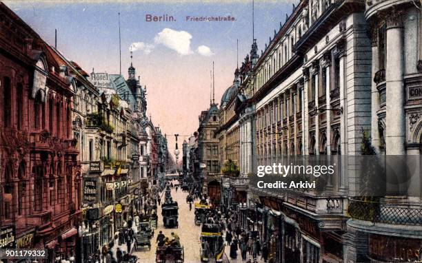 Ak Berlin Mitte, Blick in die Friedrichstrasse, Straßenverkehr, Geschäfte