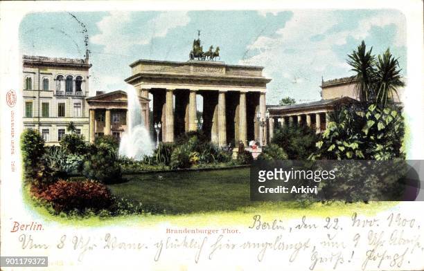 Ak Berlin Mitte, Blick auf das Brandenburger Tor, Quadriga, Springbrunnen, Park