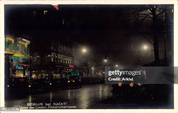 Ak Berlin, Unter den Linden in der Friedrichstraße bei Nacht