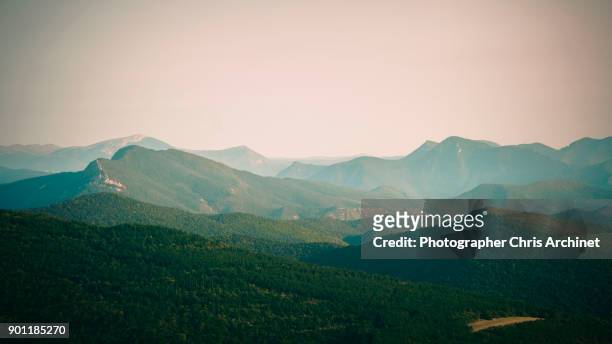 blue by the mountains - colina fotografías e imágenes de stock