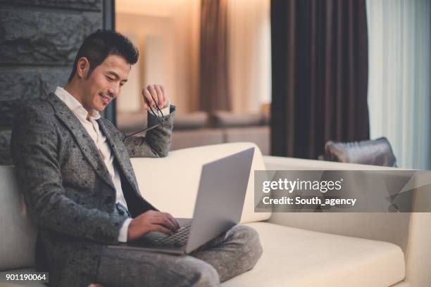 moderne zakenman met behulp van laptop - asian luxury lifestyle stockfoto's en -beelden