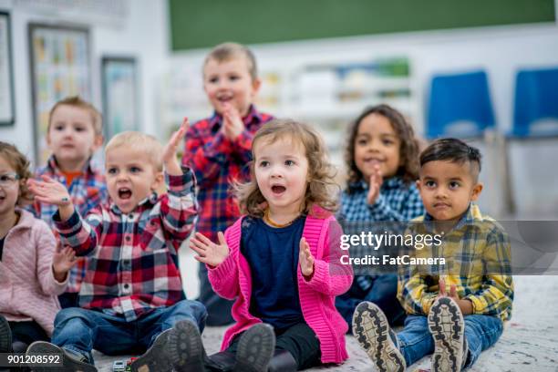 aplaudiendo a una canción - preschool building fotografías e imágenes de stock