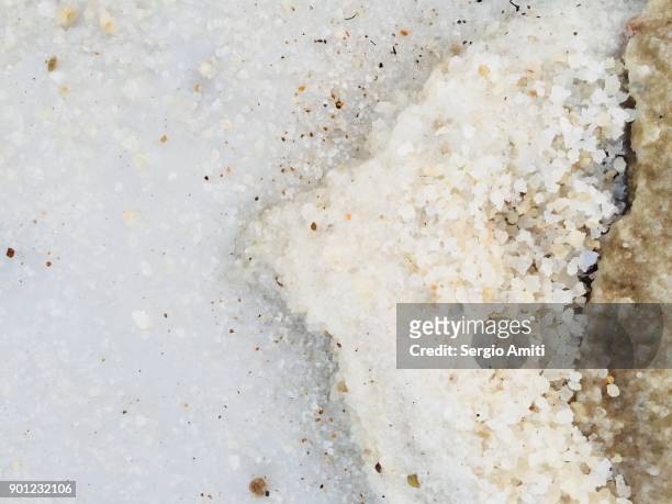 close up of salt grains on the jordanian shore of the dead sea - magnesium stock-fotos und bilder