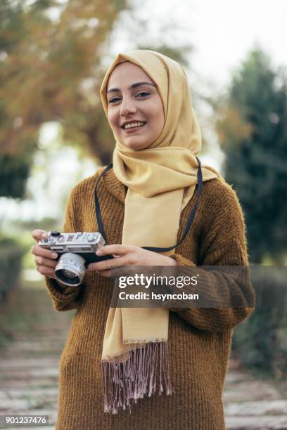 Giovane fotografa donna musulmana