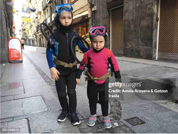 two brothers dressed as divers - diving beetle 個照片及圖片檔