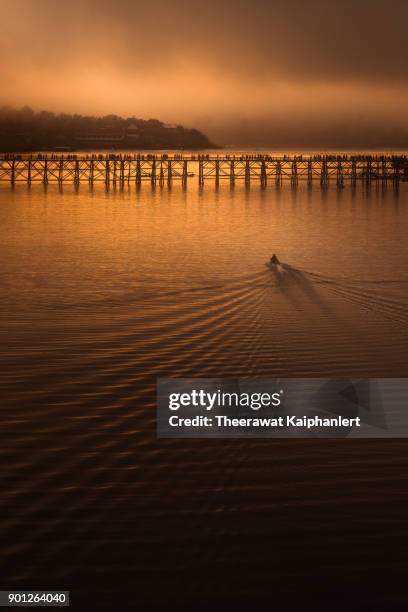 wooden bridge of sangkhlaburi - monsees stock-fotos und bilder