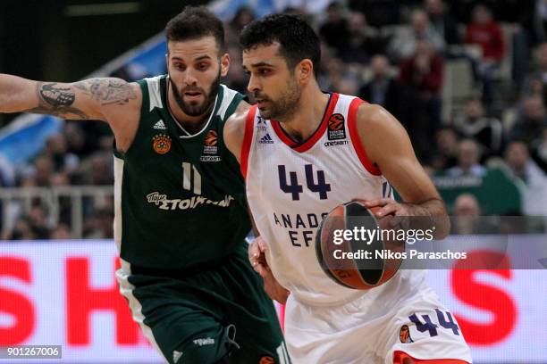 Krunoslav Simon, #44 of Anadolu Efes Istanbul competes with Nikos Pappas, #11 of Panathinaikos Superfoods Athens during the 2017/2018 Turkish...