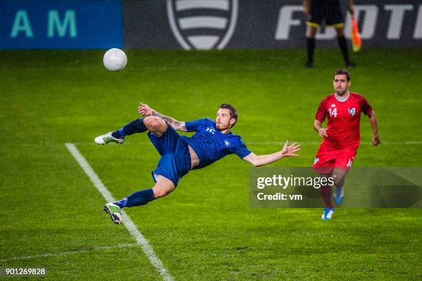 joueur de soccer effectuant une volée tournée - competition round photos et images de collection