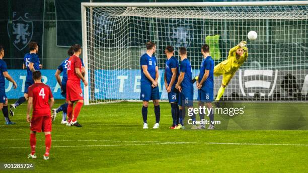 free kick - freistoß stock-fotos und bilder