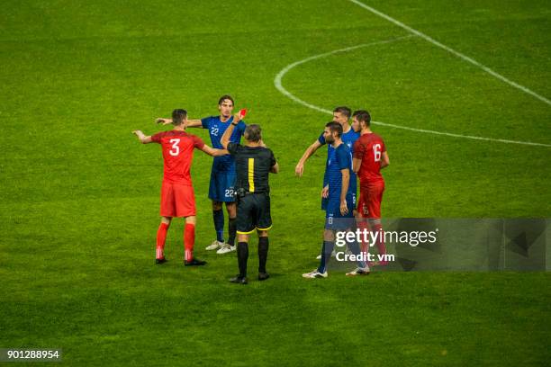 voetbal scheidsrechter weergegeven: rode kaart - overtreding stockfoto's en -beelden