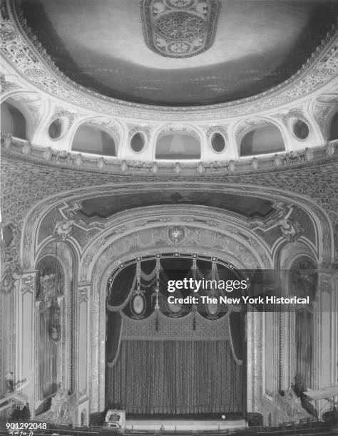 Proscenium Arrow Proscenium Arch Fotografías e imágenes de stock - Getty Images