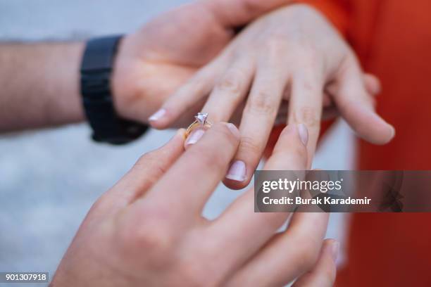 valentine's day - anillo de compromiso fotografías e imágenes de stock