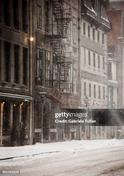 buildings of old montreal in christmas - navidad ストックフォトと画像