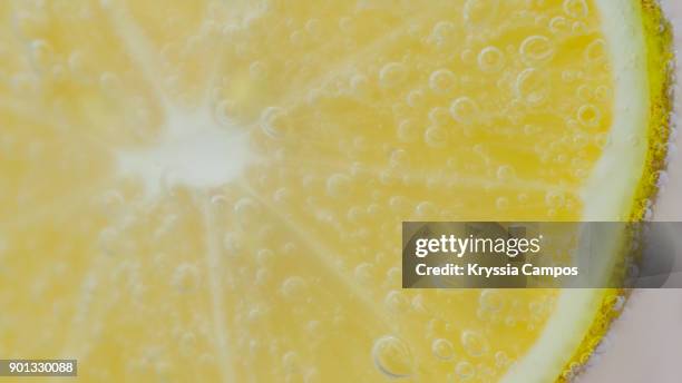 detail of a slice of lemon with soda water in glass - lemon soda - fotografias e filmes do acervo