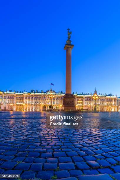 palacio de invierno en la plaza del palacio en san petersburgo, rusia - white nights festival fotografías e imágenes de stock