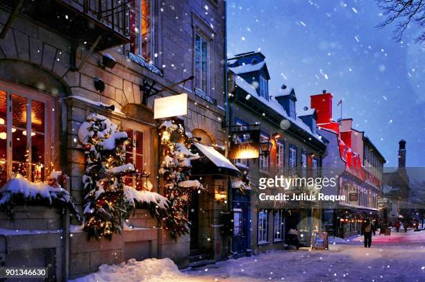 christmas street decorations - street shopping stockfoto's en -beelden