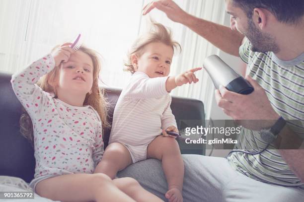 père de sécher les cheveux de ses filles - cheveux secs photos et images de collection