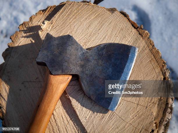 antique axe with tree stump - hacha pequeña fotografías e imágenes de stock