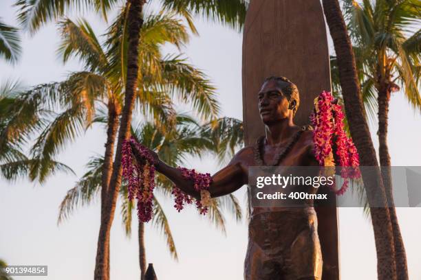 statue von duke kahanamoku - duke kahanamoku stock-fotos und bilder