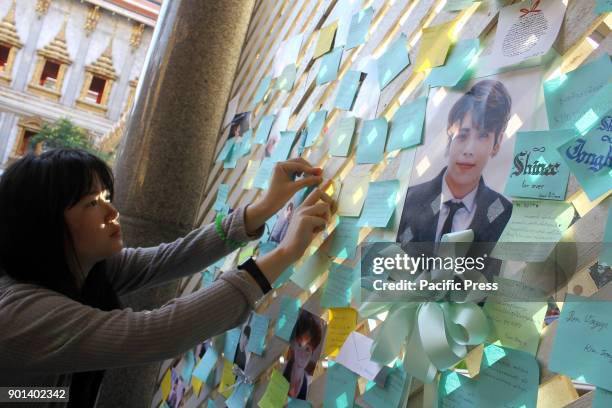 Thai fan of the late South Korean singer Kim Jong-Hyun puts up a note for him during a memorial held by the boy band's Thai fan club at Suthiwararam...