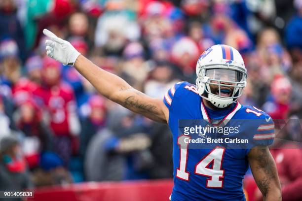 Joe Webb of the Buffalo Bills celebrates during the first quarter against the Miami Dolphins at New Era Field on December 17, 2017 in Orchard Park,...