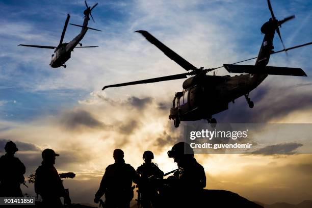 silhouettes de soldats au cours d’une mission militaire au crépuscule - afghanistan soldier photos et images de collection