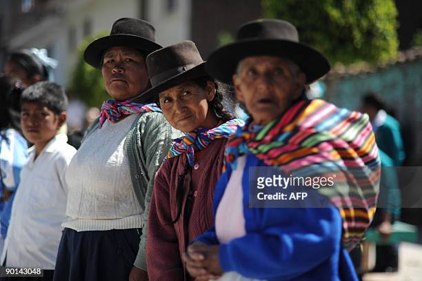 Women from the villages around Huanta watch as the remains of more than 90 people killed and dissapeared in Putis, Ayacucho ---600 km southeast of...