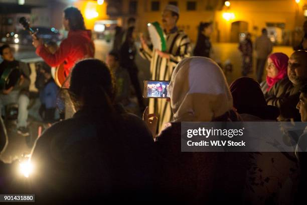 people in djemma el fna in marrakech - wonder film 2017 stockfoto's en -beelden