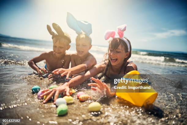 kids playing in sea during summer easter - domingo de páscoa imagens e fotografias de stock