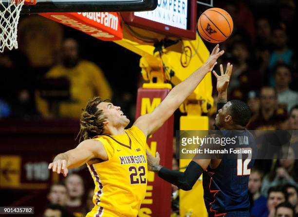Reggie Lynch of the Minnesota Golden Gophers and Leron Black of the Illinois Fighting Illini go for a rebound during the game on January 3, 2018 at...