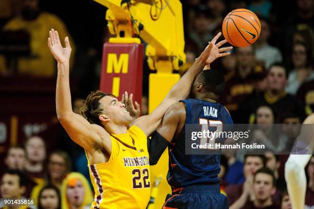 Reggie Lynch of the Minnesota Golden Gophers and Leron Black of the Illinois Fighting Illini go for a rebound during the game on January 3, 2018 at...