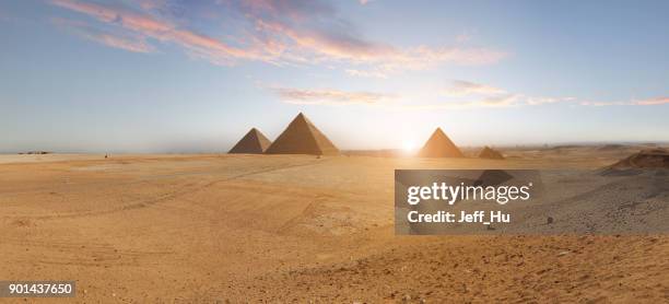 piramidi al cairo, egitto - viaggio distruzione foto e immagini stock