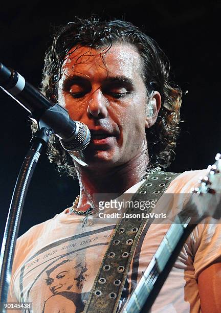 Gavin Rossdale performs at The Donate Life Concert Series at The Grove on August 26, 2009 in Los Angeles, California.