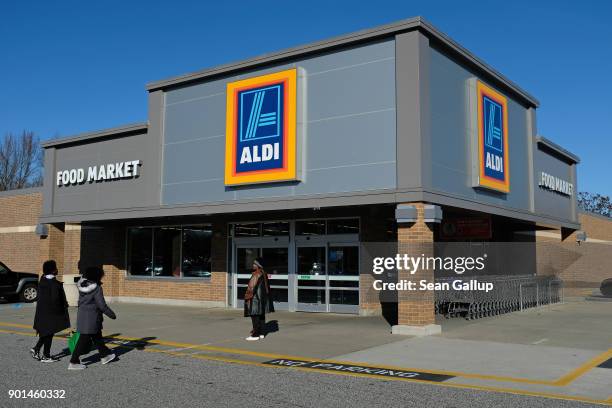 Shoppers arrive at an Aldi discount grocery store on December 28, 2017 in Edgewood, Maryland. Aldi, which has approximtely 1,700 stores across the...