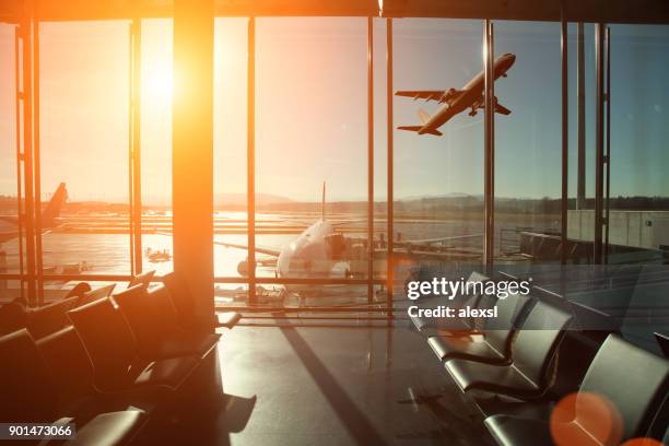 luchthaven interieur reizen vliegtuig opstijgen - gate stockfoto's en -beelden