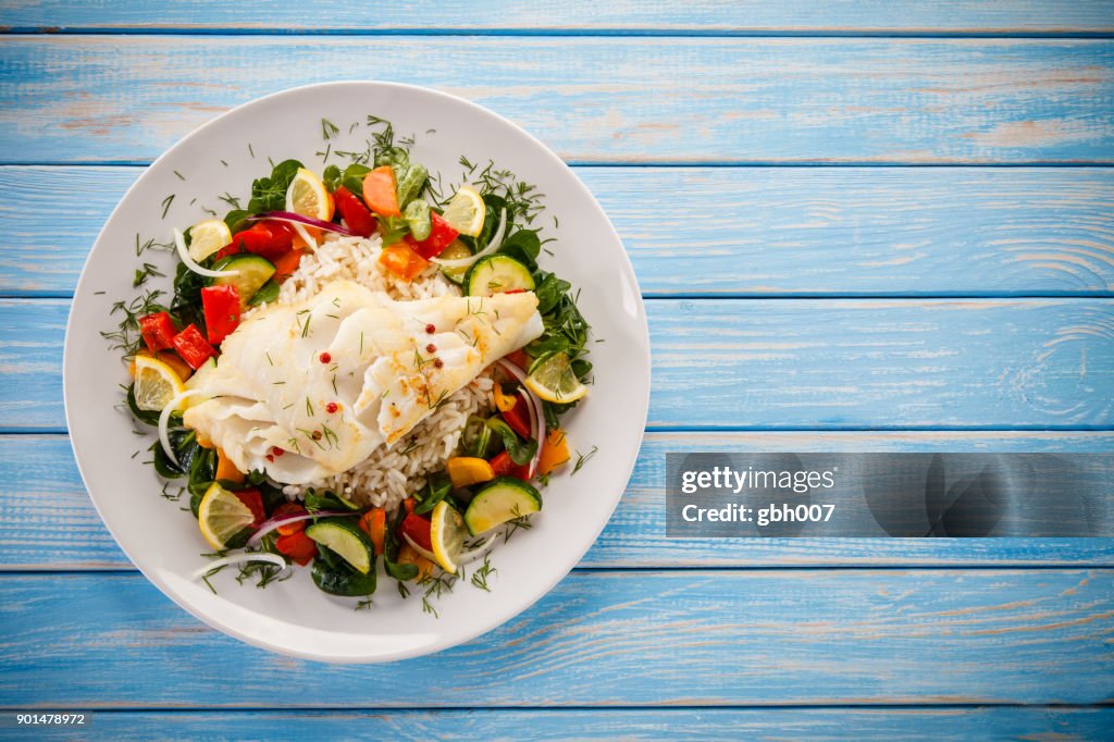 Roast fish with white rice and vegetables