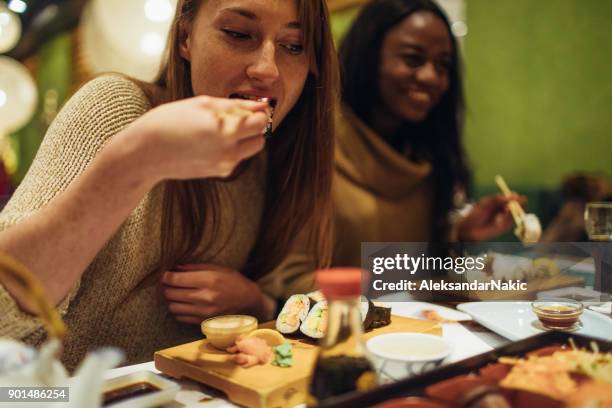 meisjes diner samen met - sushi restaurant stockfoto's en -beelden